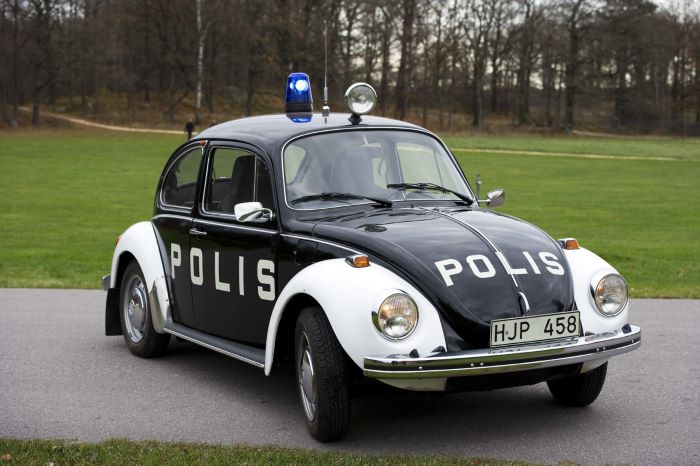 En av polisens gamla polisbilar, en svartvit Volkswagen, en så kallad bubbla.