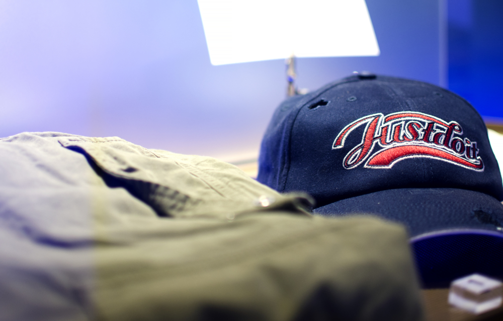 Keps och tröja från gärningsmannen som mördade utrikesminister Anna Lindh.