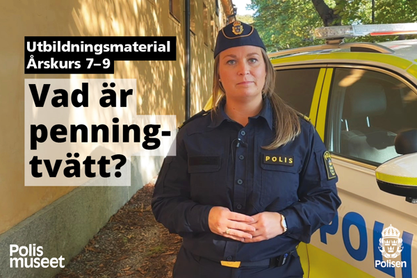 Poliskonstapel står framför en bil