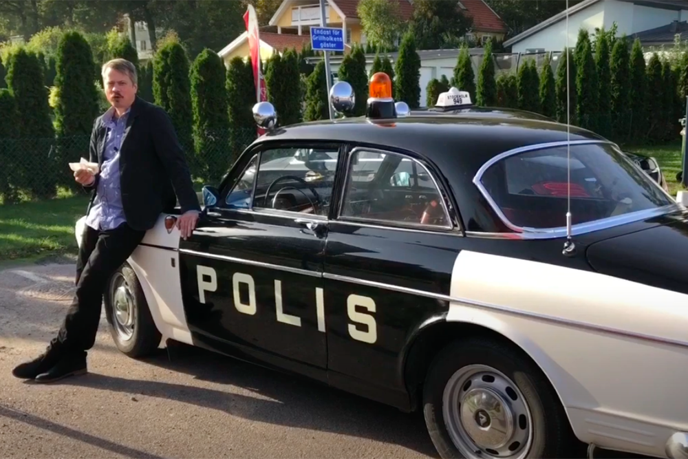 Henrik lutar sig mot polis-amazon och äter varmkorv