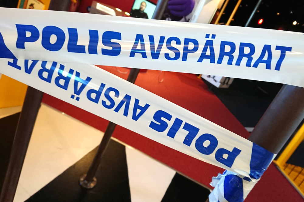 Bild på avspärrningsband i utställning Prata polis