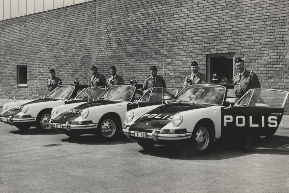 Bild på tre polisbilar från förr