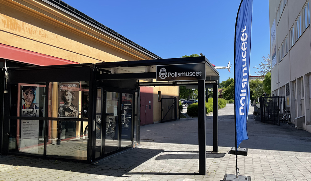 bild exteriör Polismuseet, ingång.jpg