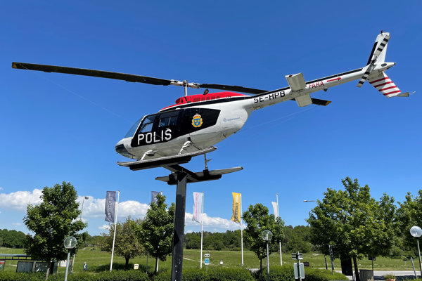 Bild på polishelikoptern utanför Polismuseet