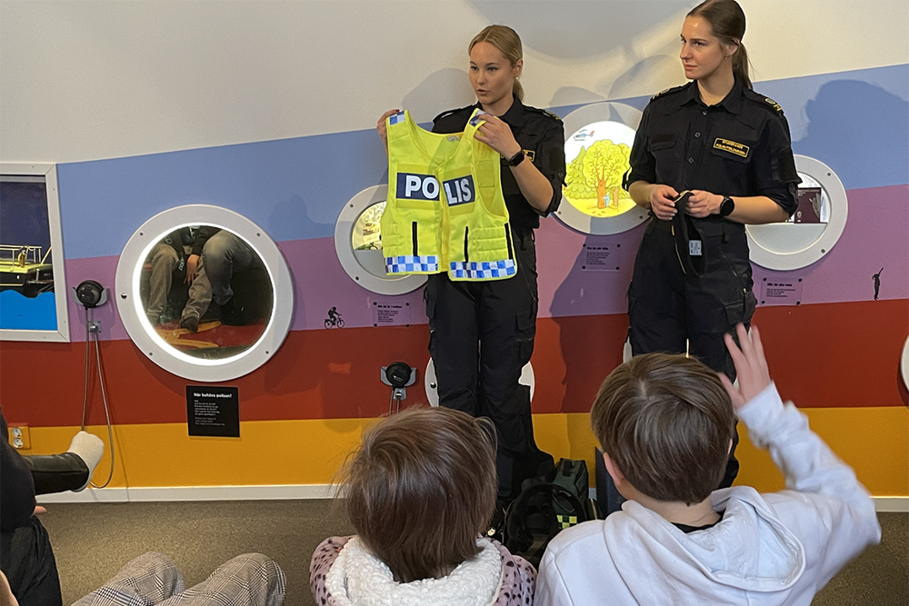 Polisstudenter håller visning.png