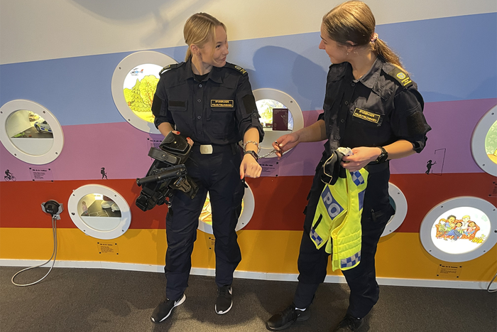 Polisstudenter håller barnvisning.png