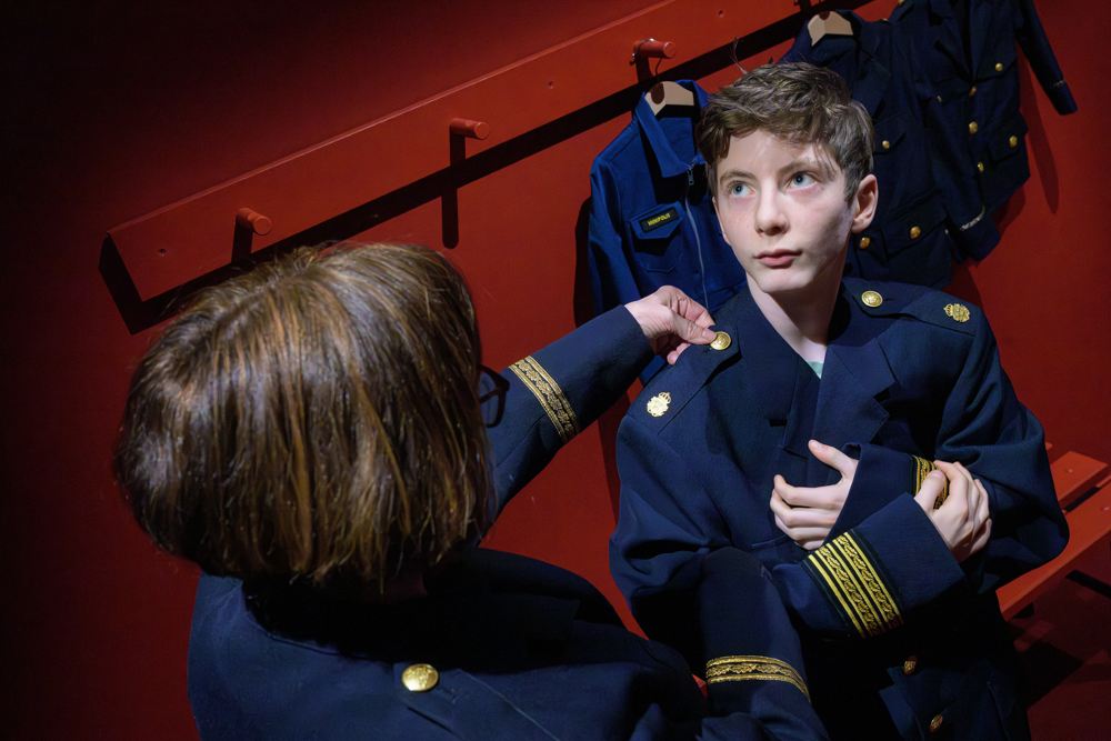 Polisliv, utställningsvy, uniformer.jpg